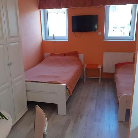Wynajem Apartamentow I Pokoi. Ustronie Morskie Exterior foto